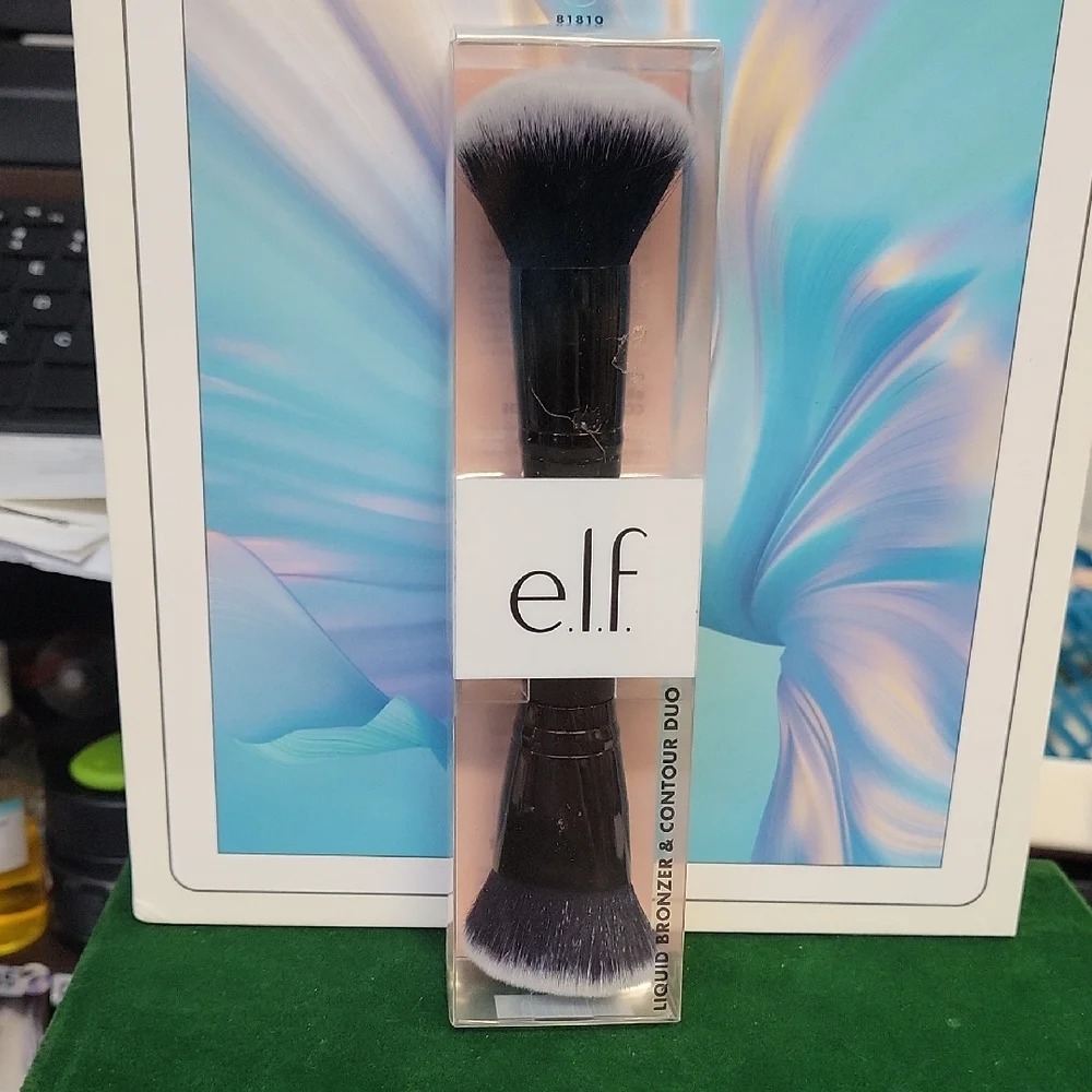 e.l.f. Liquid Bronzer & Contour Duo Brush New in Box